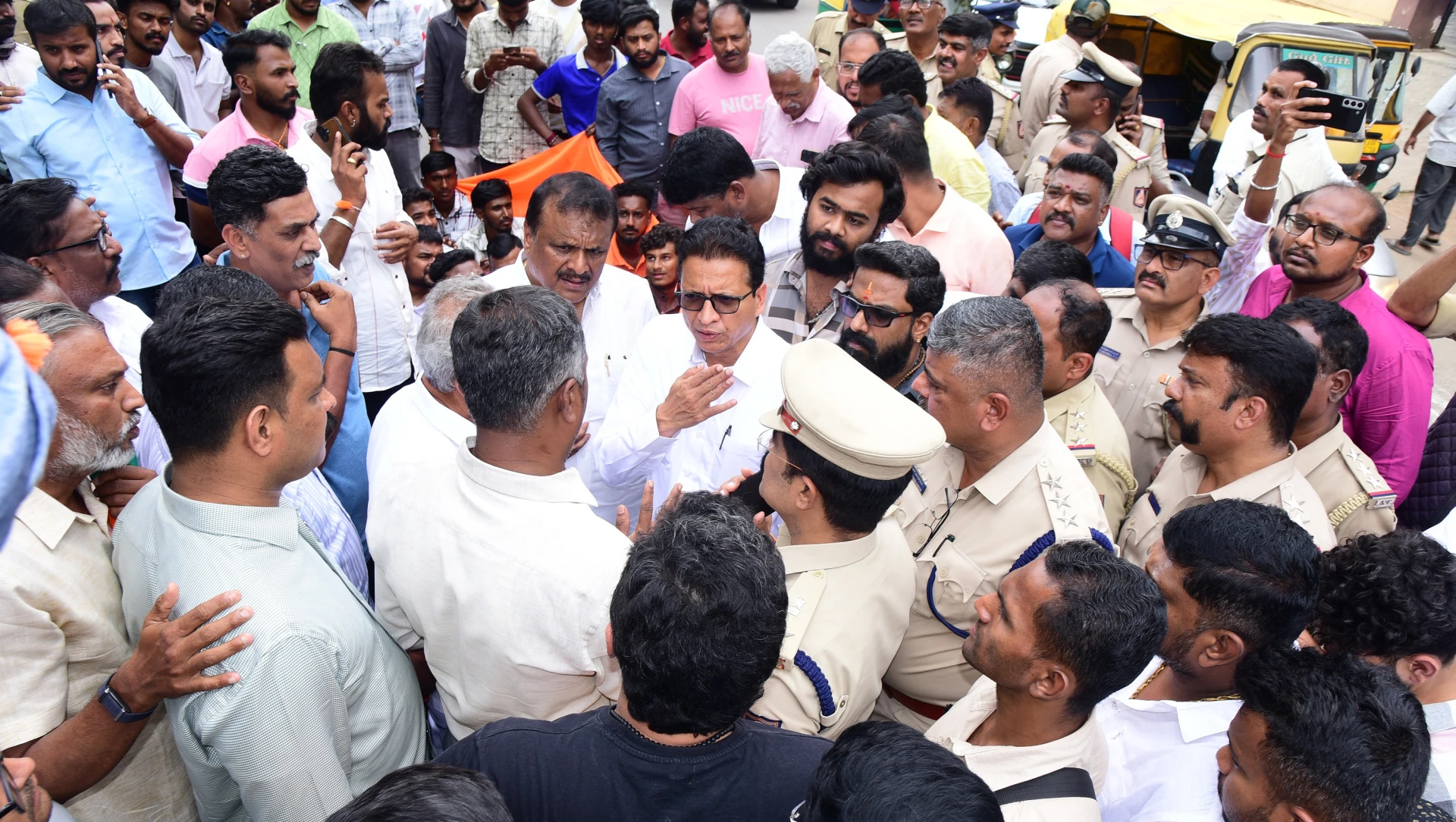 ಗಣಪತಿ ವಿಸರ್ಜನೆಯ ಬ್ಯಾನರ್ ಬಂಟಿಂಗ್ಸ್  ತೆರವಿಗೆ ಮುಂದಾದ ಪಾಲಿಕೆ