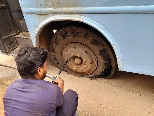 ಸಾರಿಗೆ ಬಸ್ ಟೈರ್ ಬ್ಲಾಸ್ಟ್ : ತಪ್ಪಿದ ಭಾರೀ ಅನಾಹುತ
