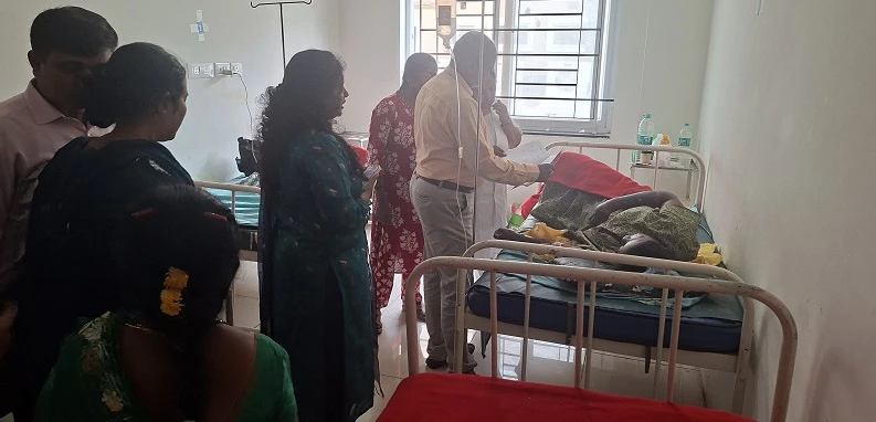 ಕಂದಿಕೆರೆ ಶಾಲೆಯಲ್ಲಿ ಸ್ಪೋಟ ಪ್ರಕರಣ : ಗಾಯಗೊಂಡ ಅಡುಗೆ ಸಿಬ್ಬಂದಿಯನ್ನು ಭೇಟಿ ಮಾಡಿದ ಜಿ.ಪಂ. ಸಿಇಒ